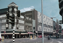 830512 Gezicht in de Lange Viestraat te Utrecht, uit het zuidwesten, met links de panden van modezaak Kreymborg (St. ...